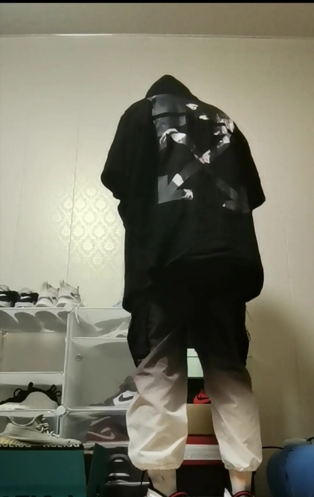 ♻️💯Reference model picture for the upper body❤️ Top tested version OFF WHITE OW Certified Angel Wings Madonna religious oil painting men's and women's round neck zipper cardigan sweatshirt. The A mark on the collar is a 3M reflective mark, customized model, not an embroidery mark, first look at the appraisal.  The Renaissance-themed Caravaggio Madonna oil painting is inspired by one of Caravaggio's famous oil paintings, with a strong religious color! World treasures, top-notch paintings, and walking art pieces follow the original craftsmanship and use 5-color glue to create an effect. It is not offset printing, but many people on the market use Kornit direct inkjet instead. Whether it is the top version, touch the printing with your hand. The correct process is that it has a frosted feel. This is also a way to identify the uniqueness of the product. The fabric is 100% combed cotton terry fabric, 480 grams, ensuring the originality of the craftsmanship! Secondly, the tag rope of this model hangs from the collar tag, not the side rope. Customized auxiliary materials, complete accessories, consistent zp, hang tags, collar labels, and washed labels, feel free to compare!   Color: Black White Size Chart